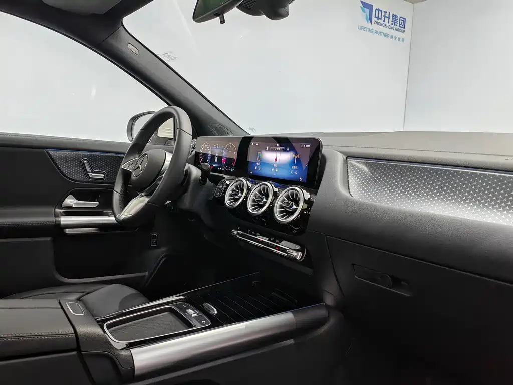 Mercedes-Benz GLA 2025 — фото 15