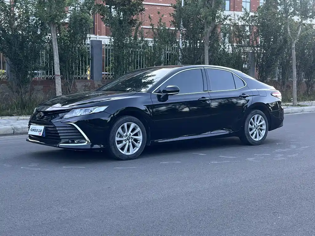 Toyota Camry 2022 — фото 1