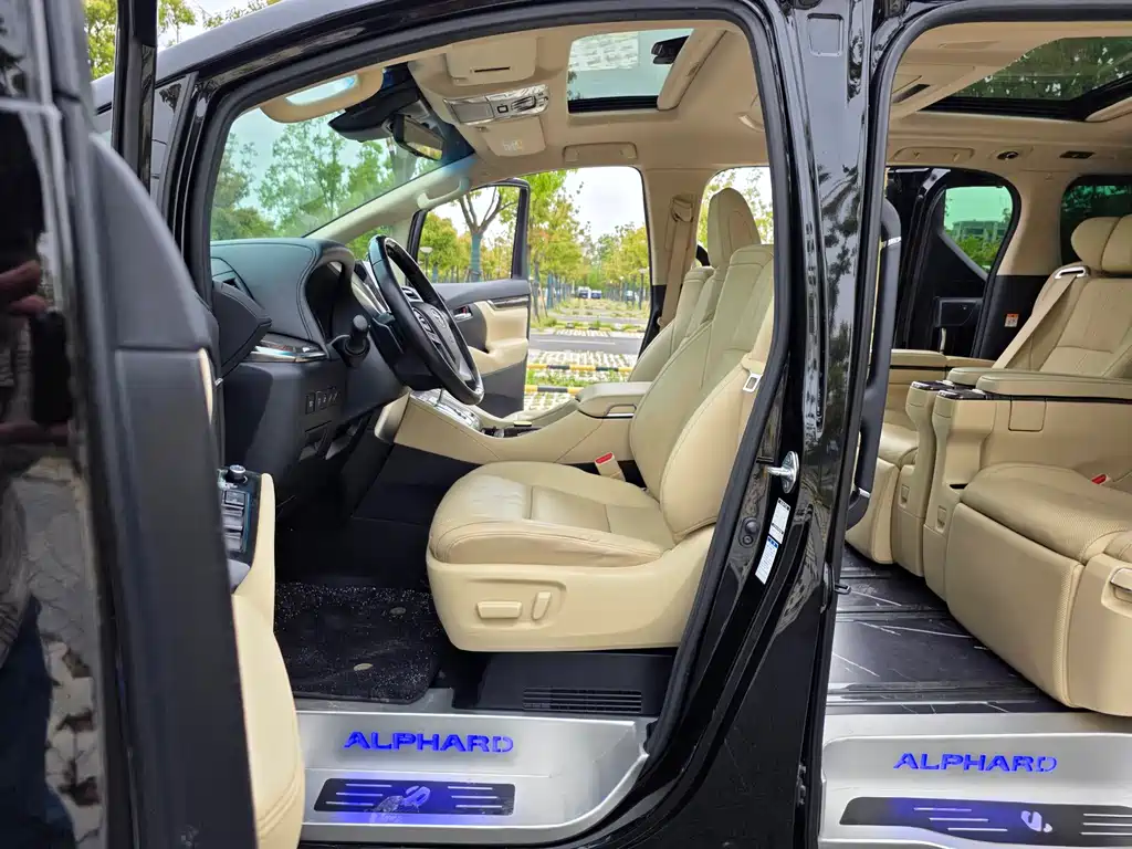 Toyota Alphard 2023 — фото 4