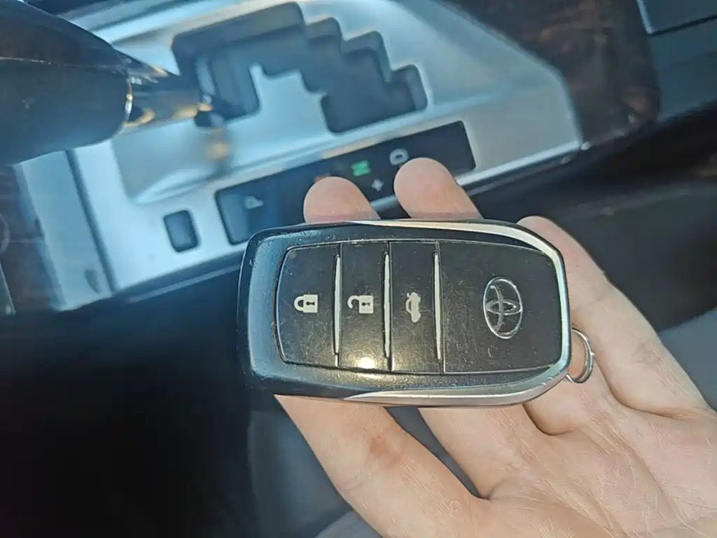 Toyota Camry 2015 — фото 17