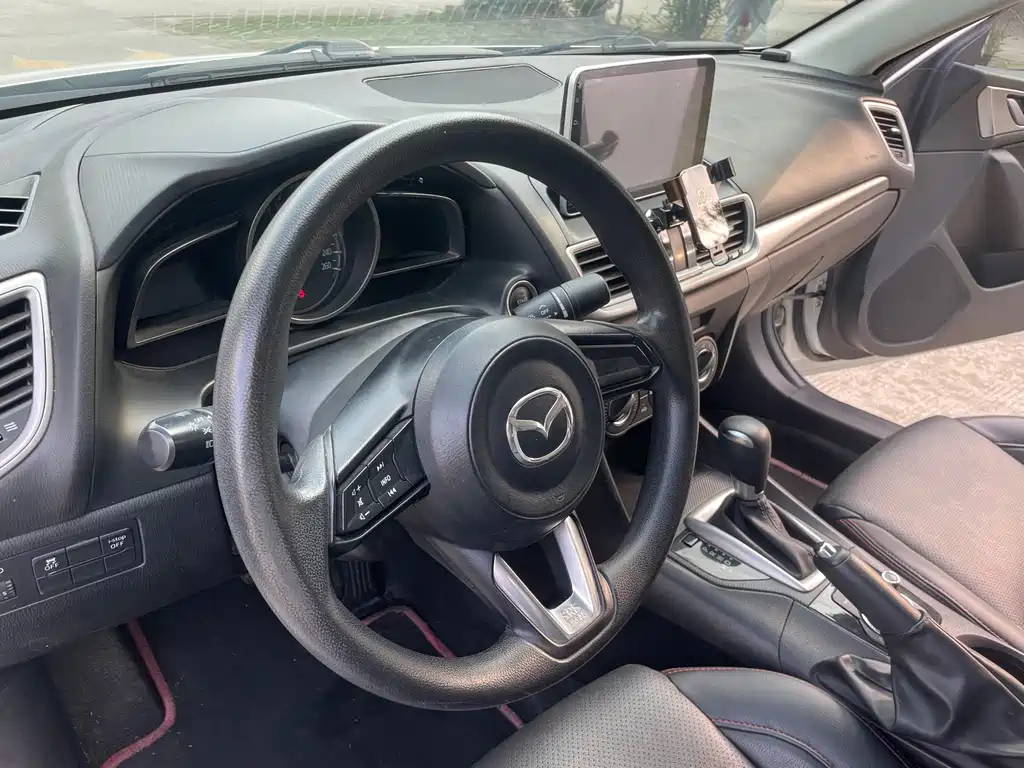 Mazda 3 Axela 2019 — фото 10