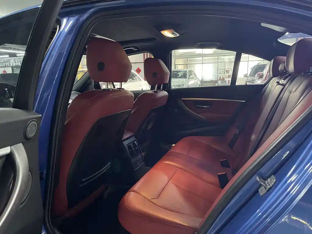 BMW 3 Series 2018 — фото 12