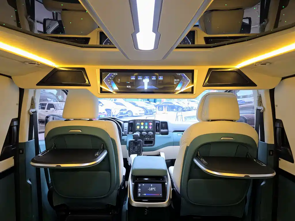 Toyota Hiace 2024 — фото 17