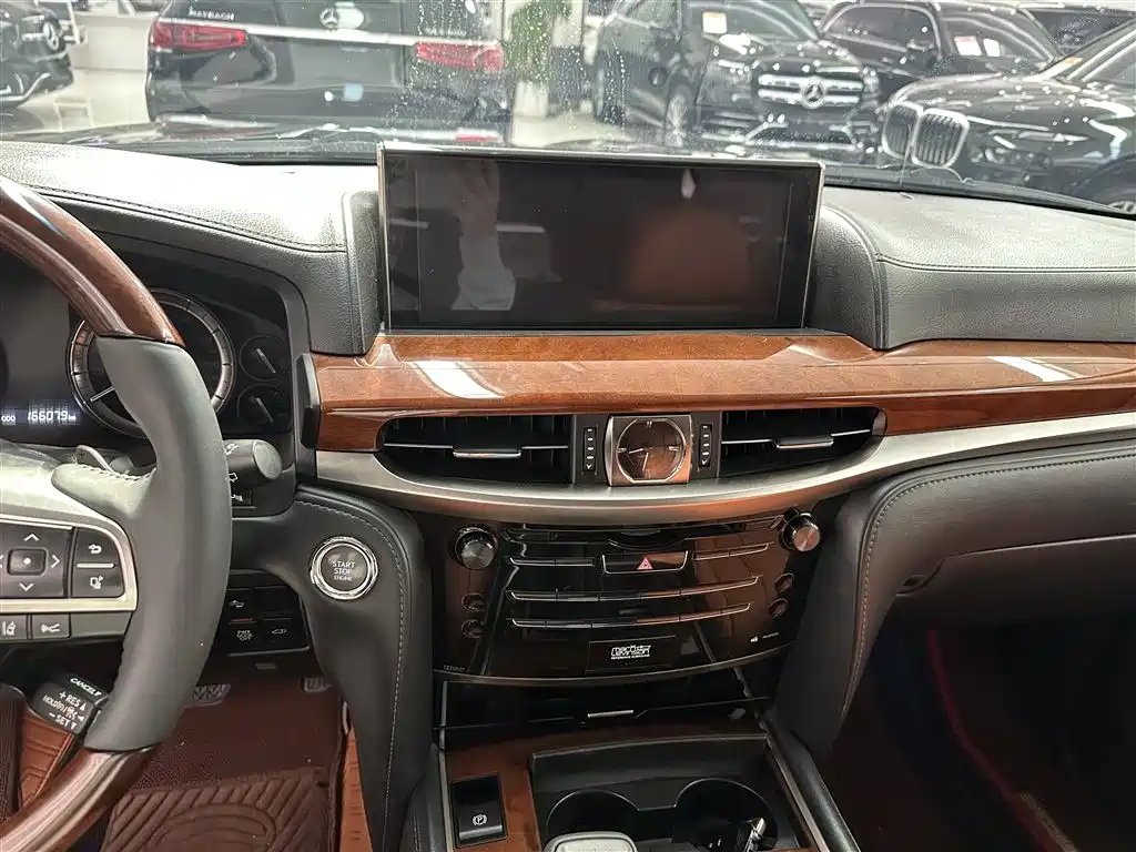 Lexus LX 2017 — фото 10