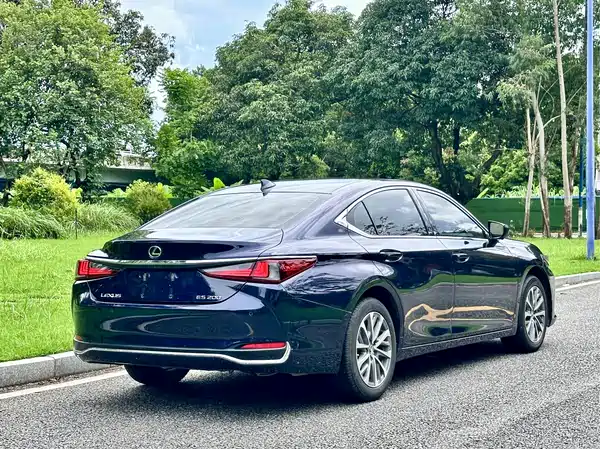 Lexus ES 2023