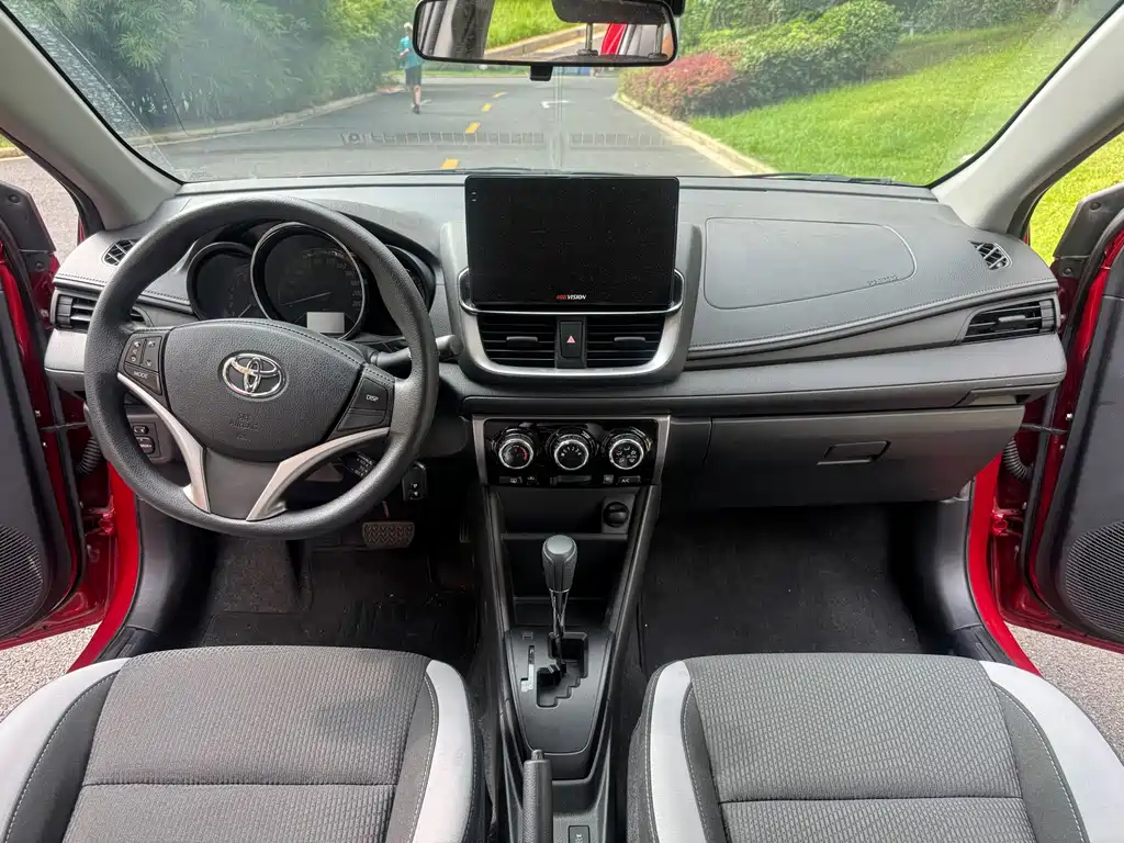 Toyota Yaris L 2022 — фото 10