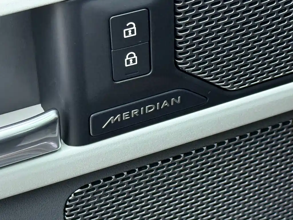 Land Rover Defender 2021 — фото 19