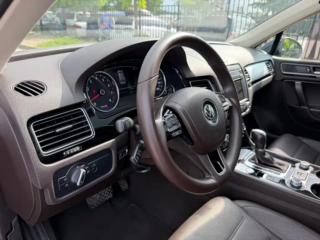 Volkswagen Touareg 2017 — фото 12