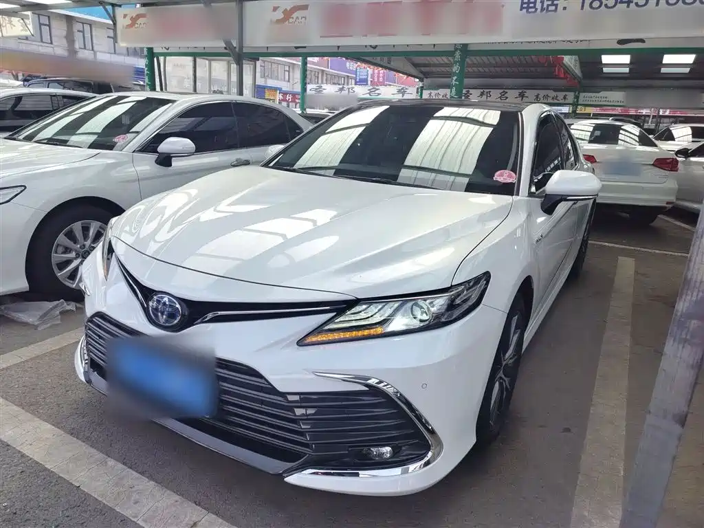 Toyota Camry 2023 — фото 1