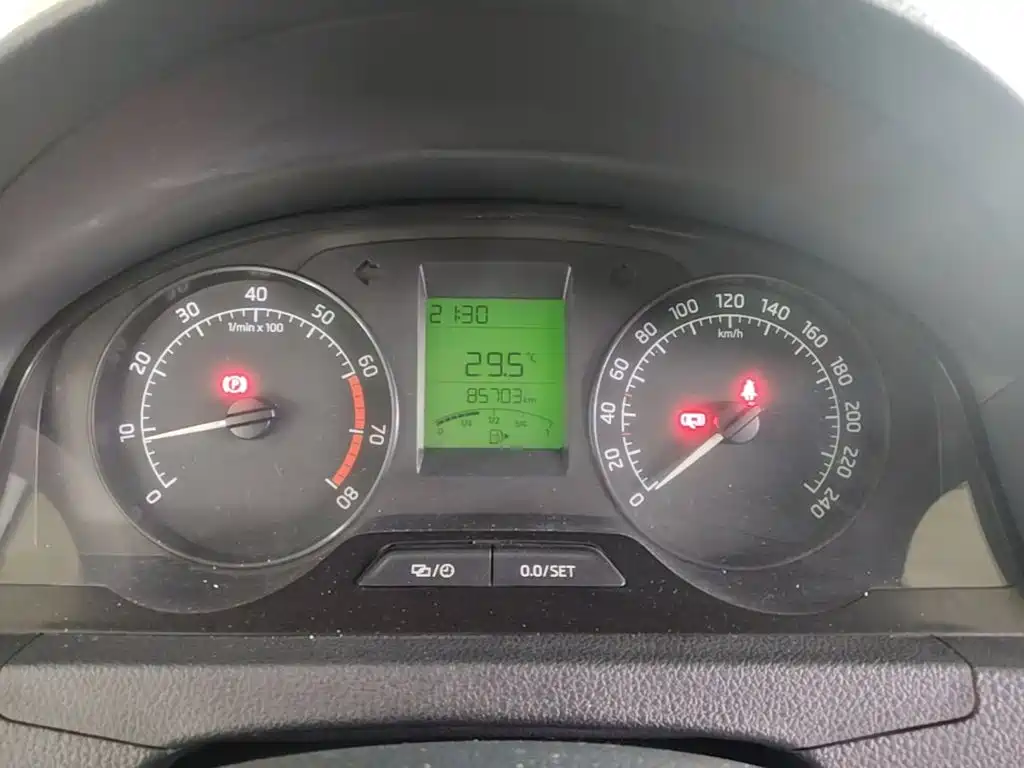 Skoda Rapid 2015 — фото 12
