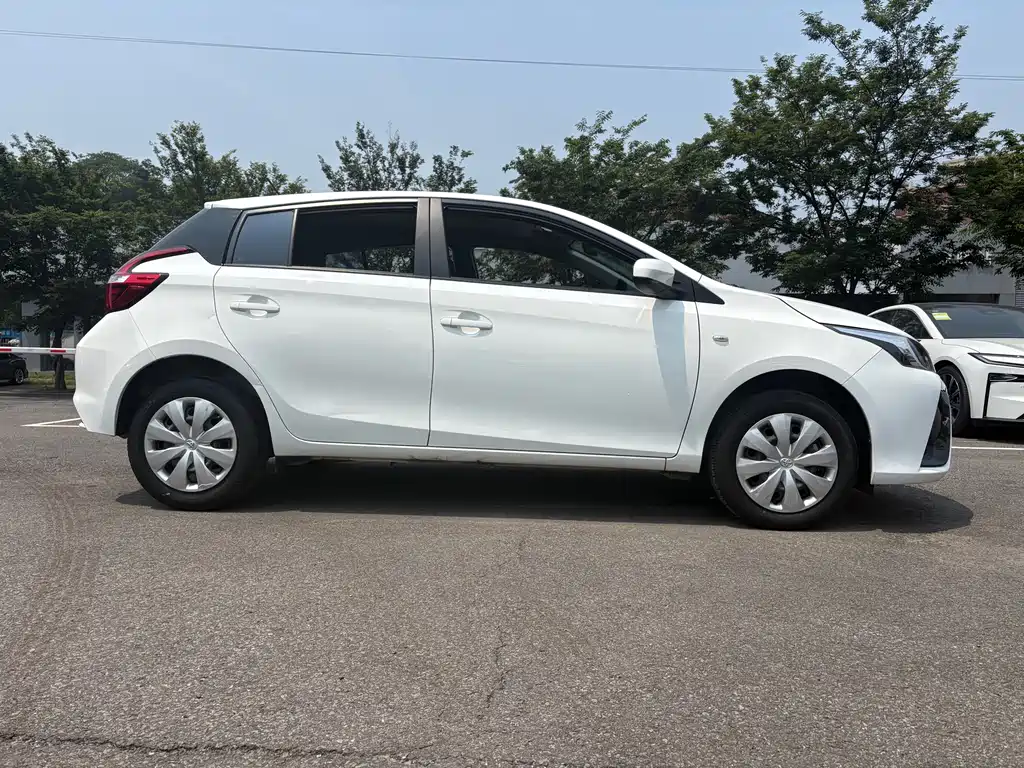 Toyota Yaris L 2022 — фото 4
