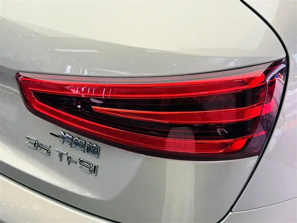 Audi Q3 2015 — фото 12