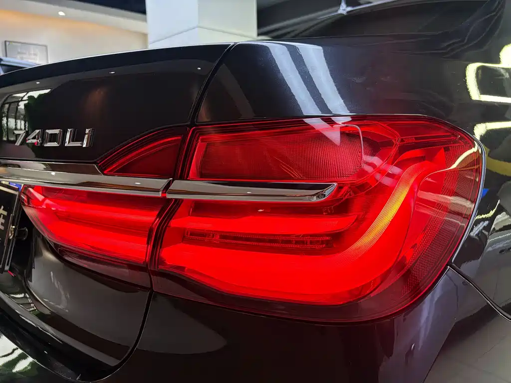 BMW 7 Series 2017 — фото 16