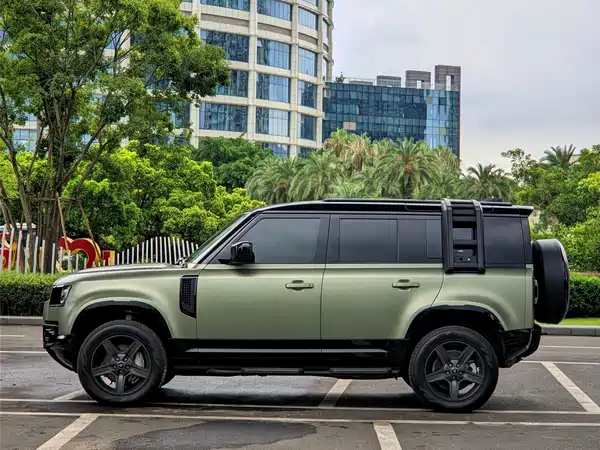 Land Rover Defender 2024