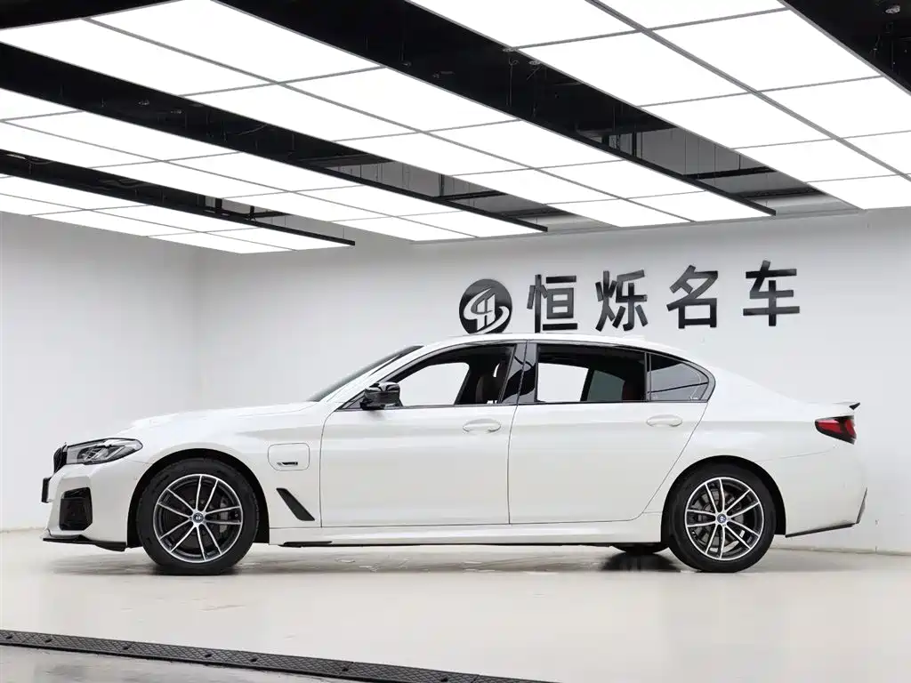 BMW 5 Series New Energy 2023 — фото 29