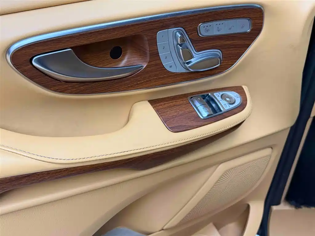 Mercedes-Benz V-Class 2020 — фото 17