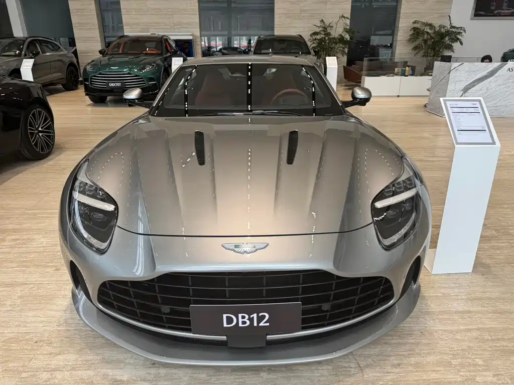 Aston Martin DB12 — фото 3