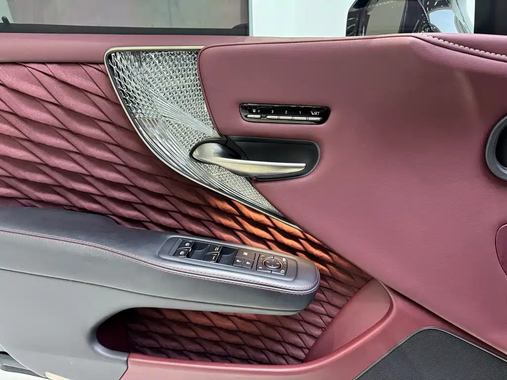 Lexus LS 2021 — фото 12