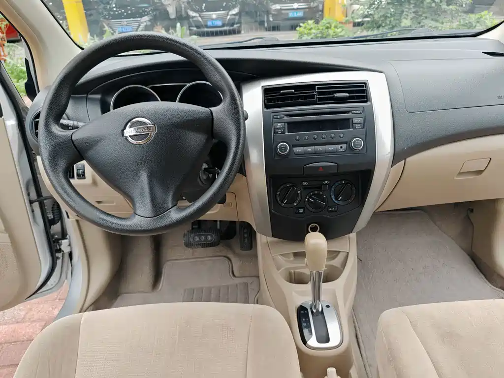 Nissan Livina 2017 — фото 11
