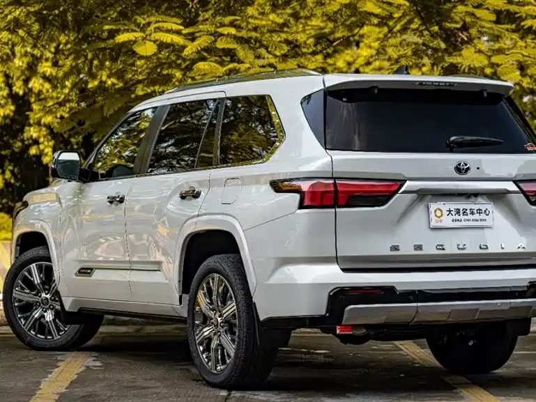 Toyota Sequoia — фото 4