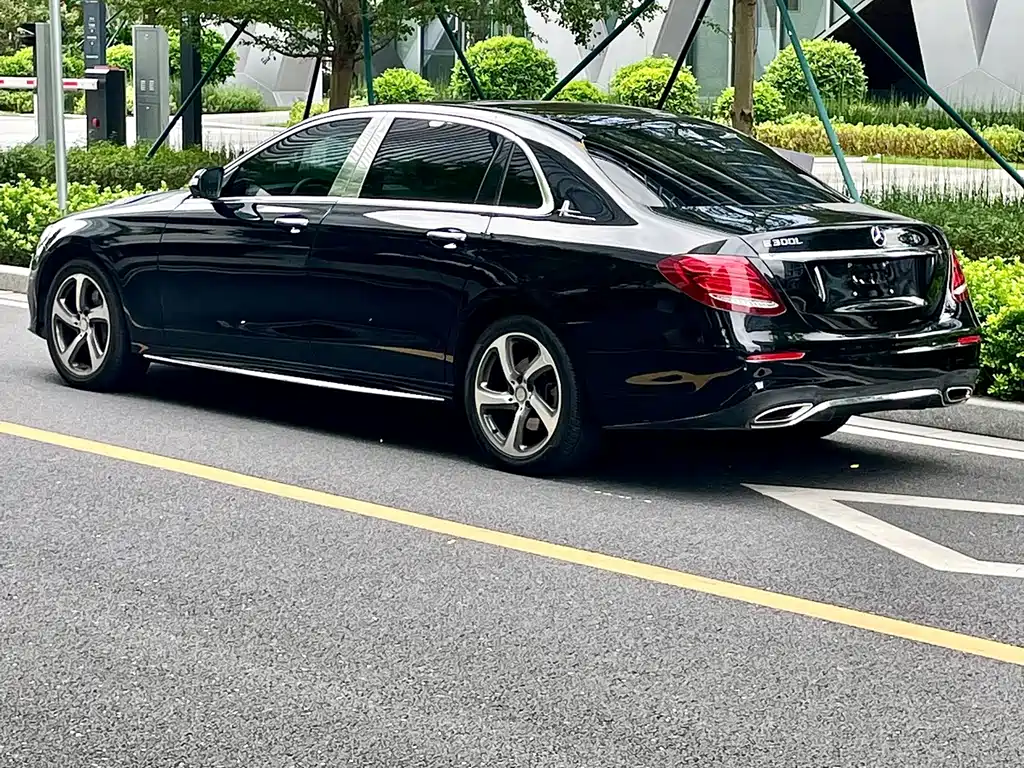 Mercedes-Benz E-Class 2017 — фото 20