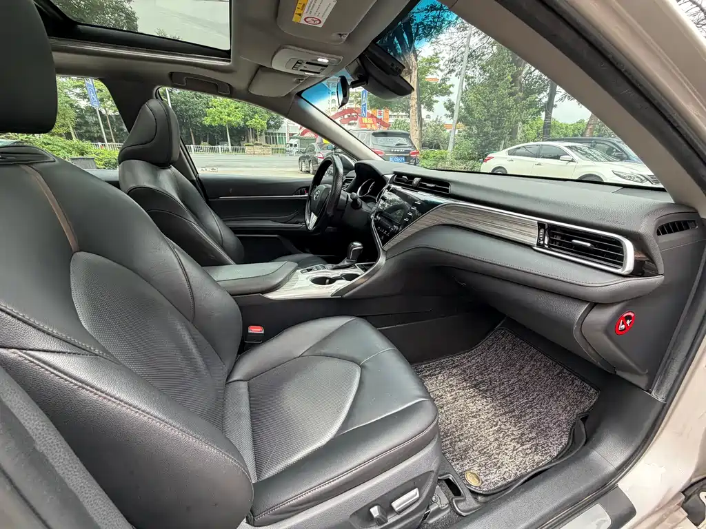 Toyota Camry 2018 — фото 11