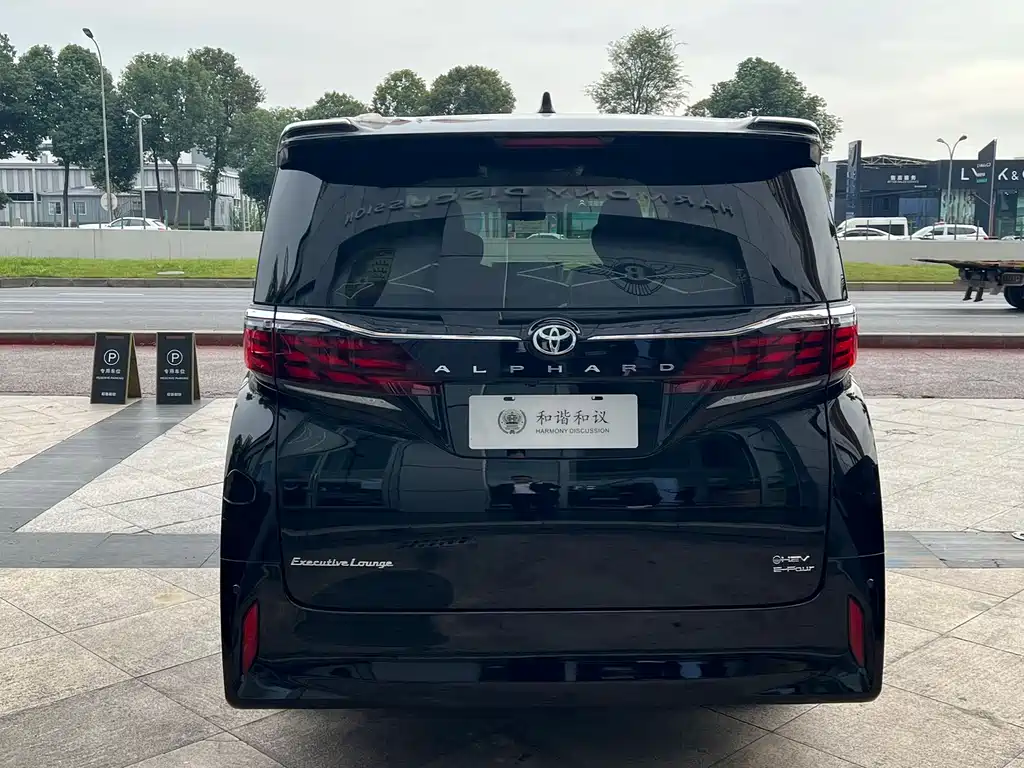 Toyota Alphard — фото 17