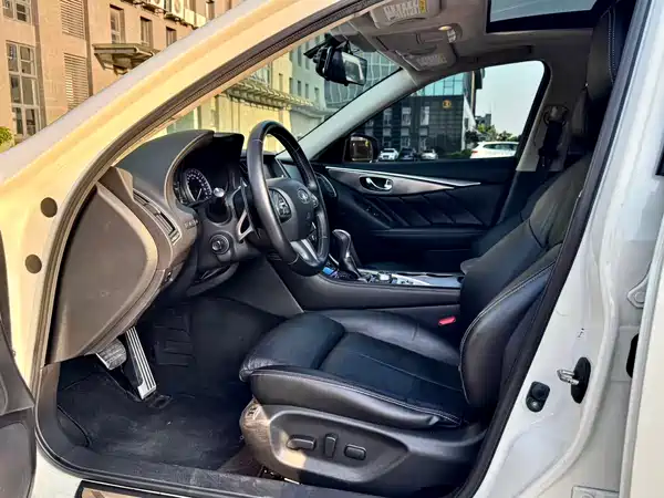 Infiniti Q50L 2015