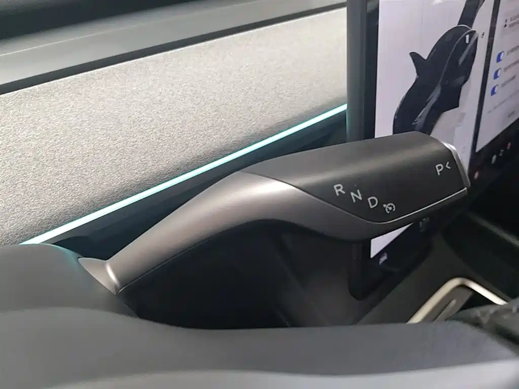 Tesla Model Y 2025 — фото 14