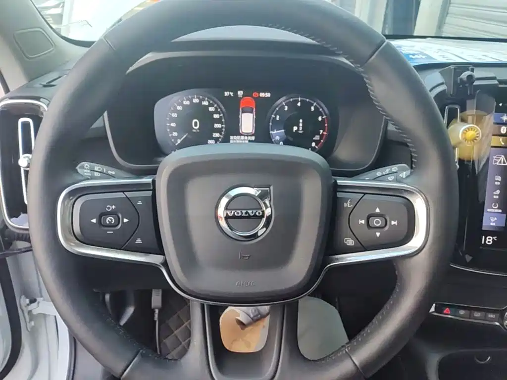 Volvo XC40 2020 — фото 11