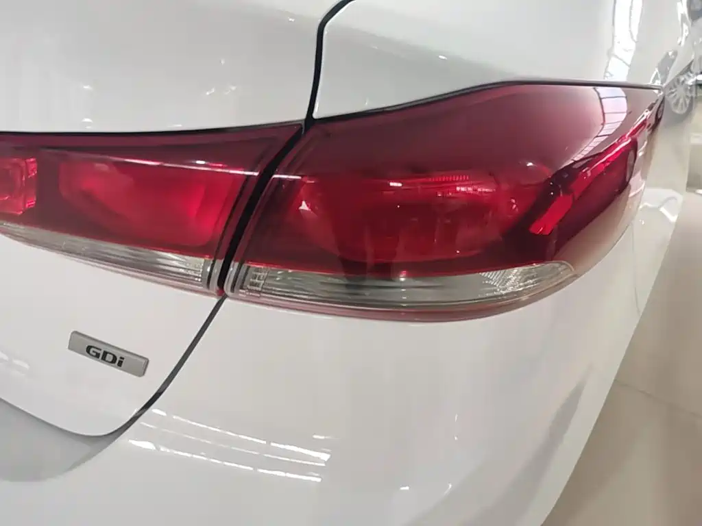 Hyundai Elantra 2019 — фото 8