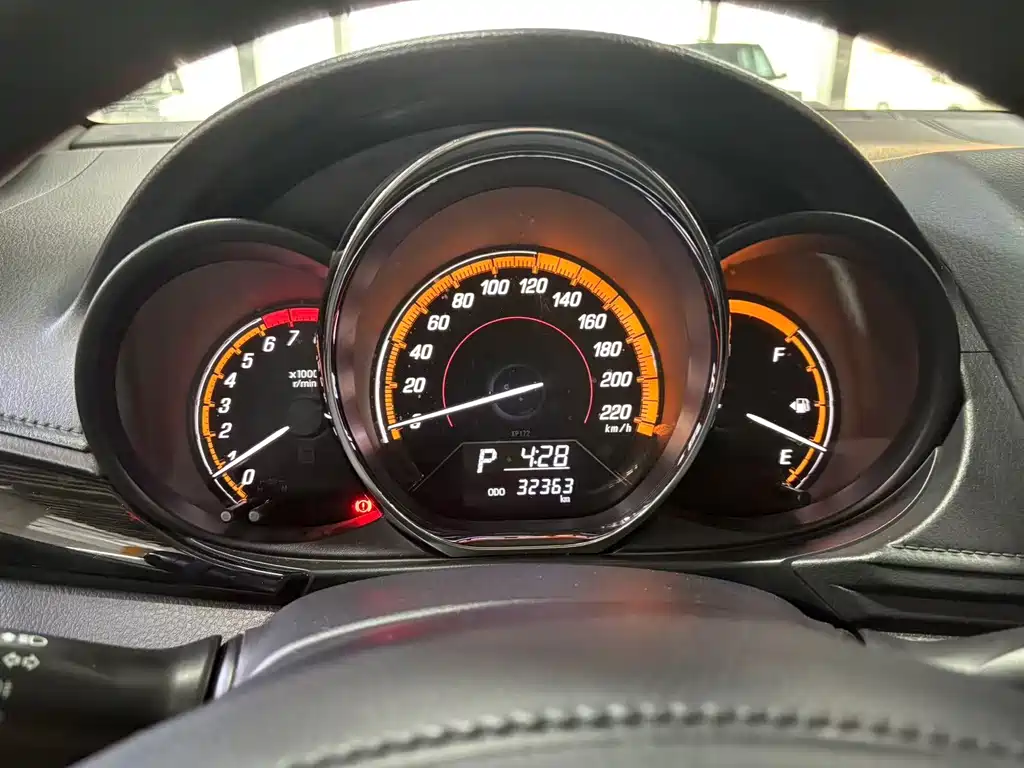 Toyota Yaris L 2023 — фото 11