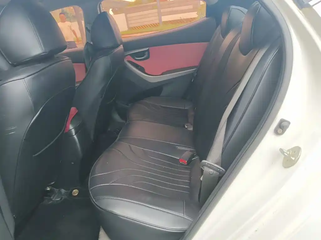 Hyundai Elantra 2018 — фото 17