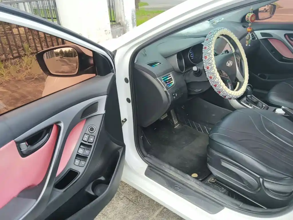 Hyundai Elantra 2018 — фото 16