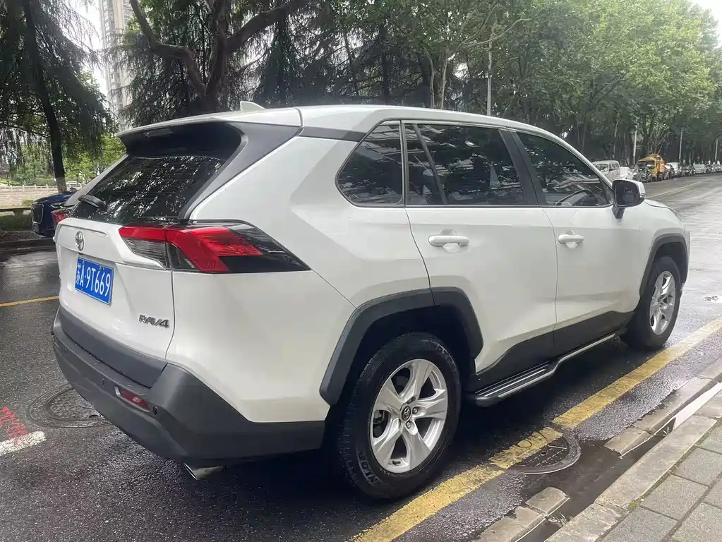 Toyota RAV4 2024 — фото 10
