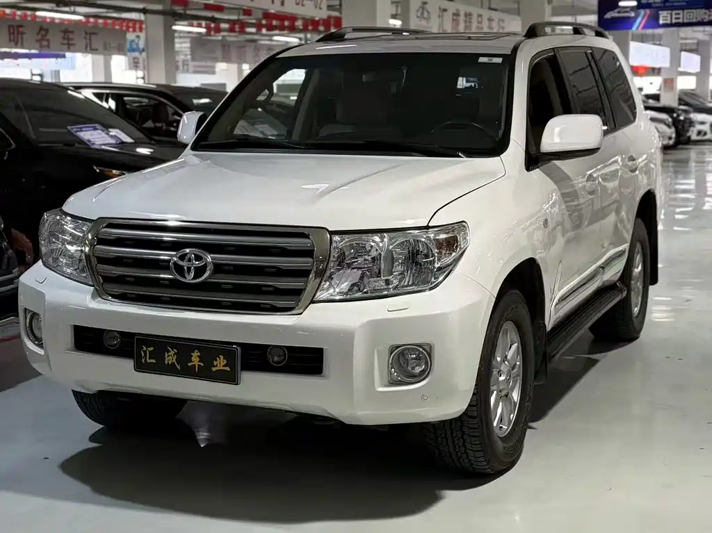Toyota Land Cruiser 2011 — фото 1