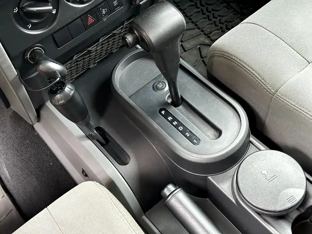 Jeep Wrangler 2010 — фото 12