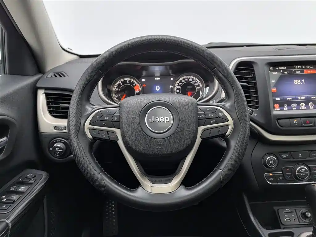 Jeep Cherokee 2016 — фото 11