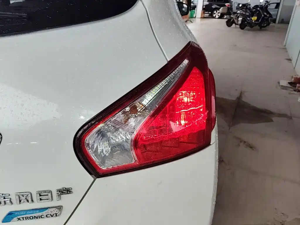 Nissan Tiida 2015 — фото 8