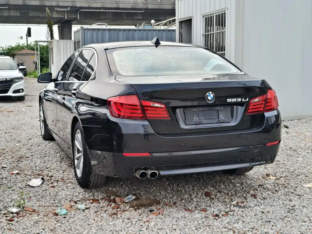 BMW 5 Series 2011 — фото 8