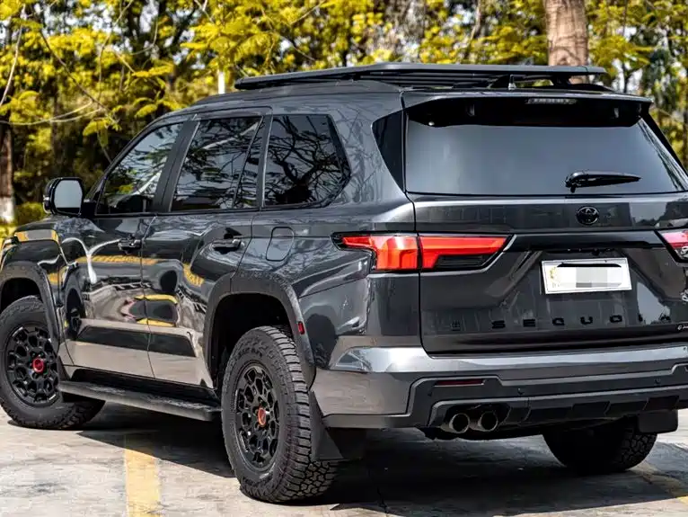 Toyota Sequoia — фото 4
