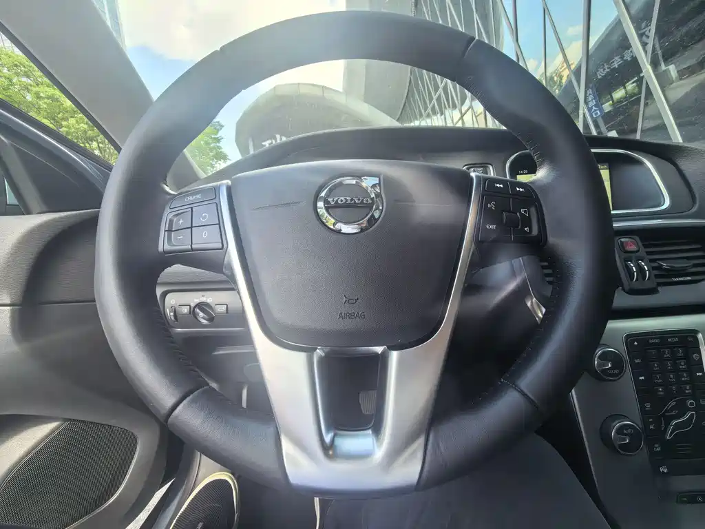 Volvo V40 2017 — фото 12