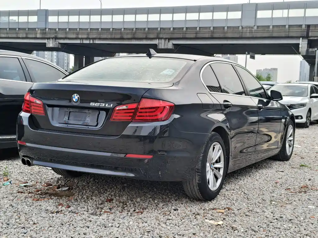 BMW 5 Series 2011 — фото 10