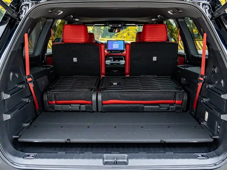 Toyota Sequoia — фото 20