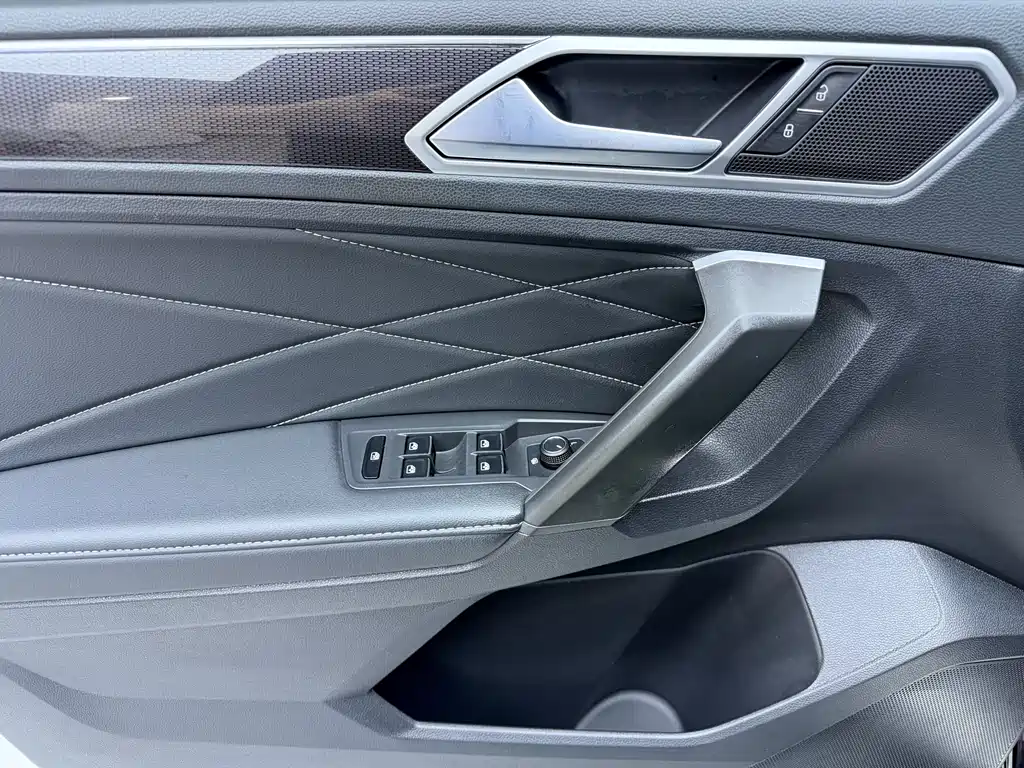 Volkswagen Tiguan L 2023 — фото 8