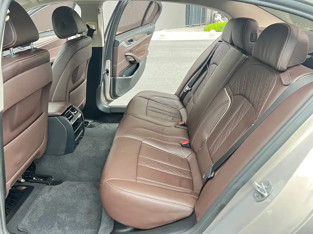 BMW 5 Series 2018 — фото 11