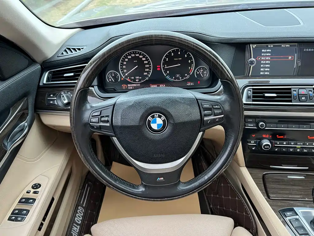 BMW 7 Series 2012 — фото 16