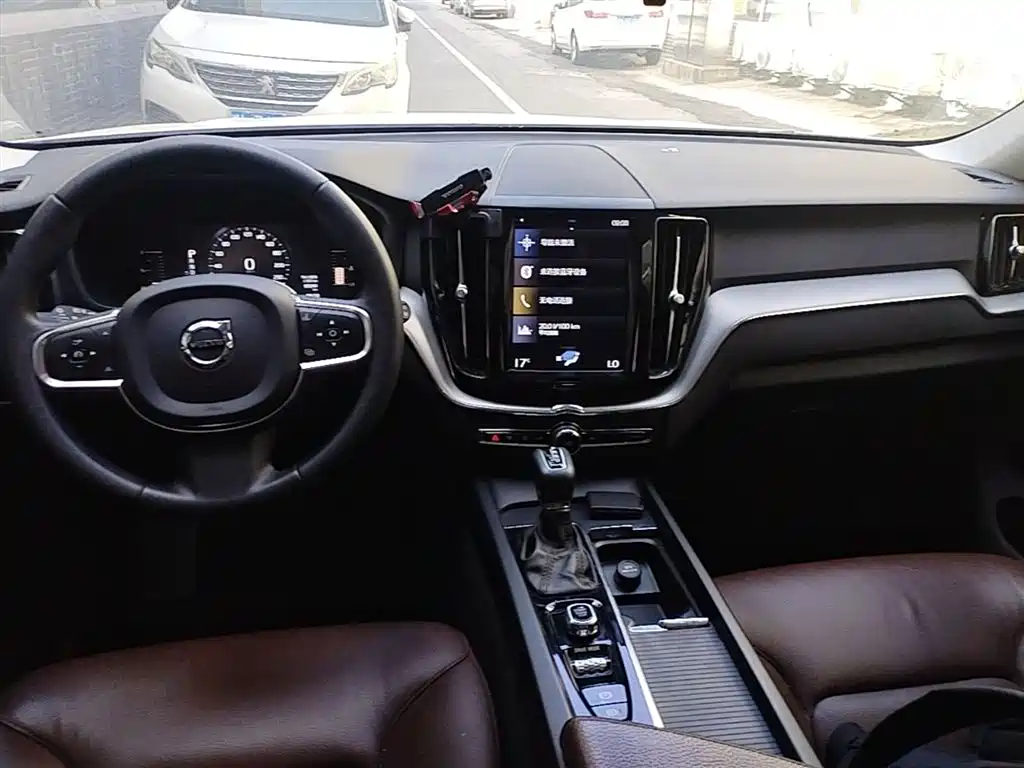 Volvo XC60 2020 — фото 16