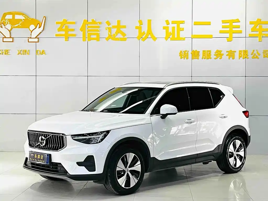 Volvo XC40 2023 — фото 1
