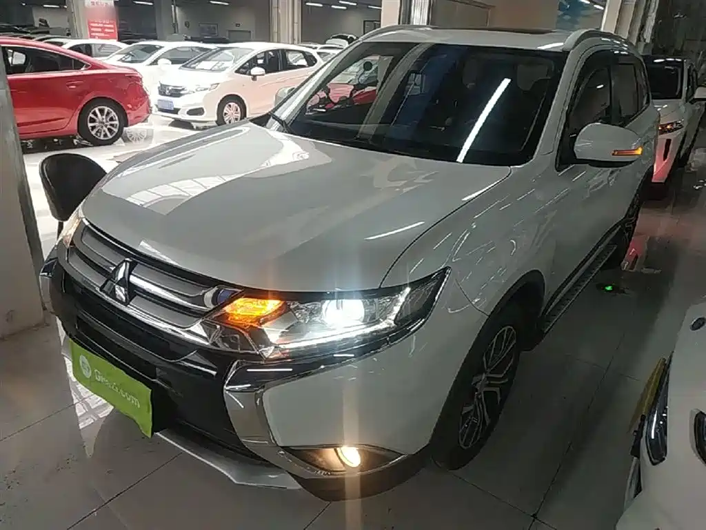 Mitsubishi Outlander 2018 — фото 2